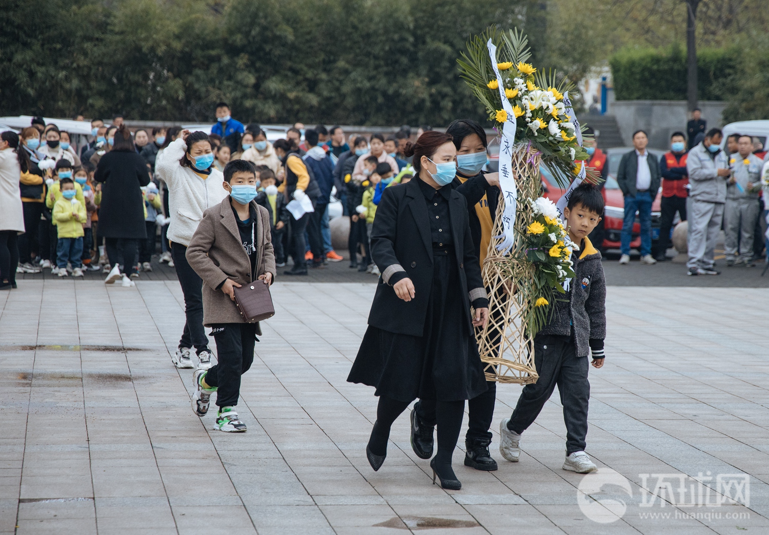 清明节前一天中印边界烈士父母和亲属到烈士陵园进行悼念