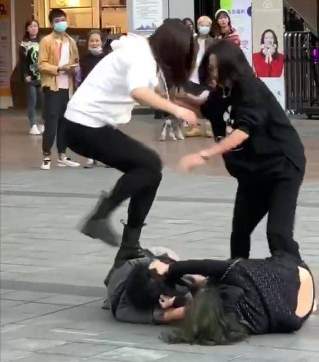 四名妙龄女子当街打架翻滚揪头发扯丝袜下手比男人都狠