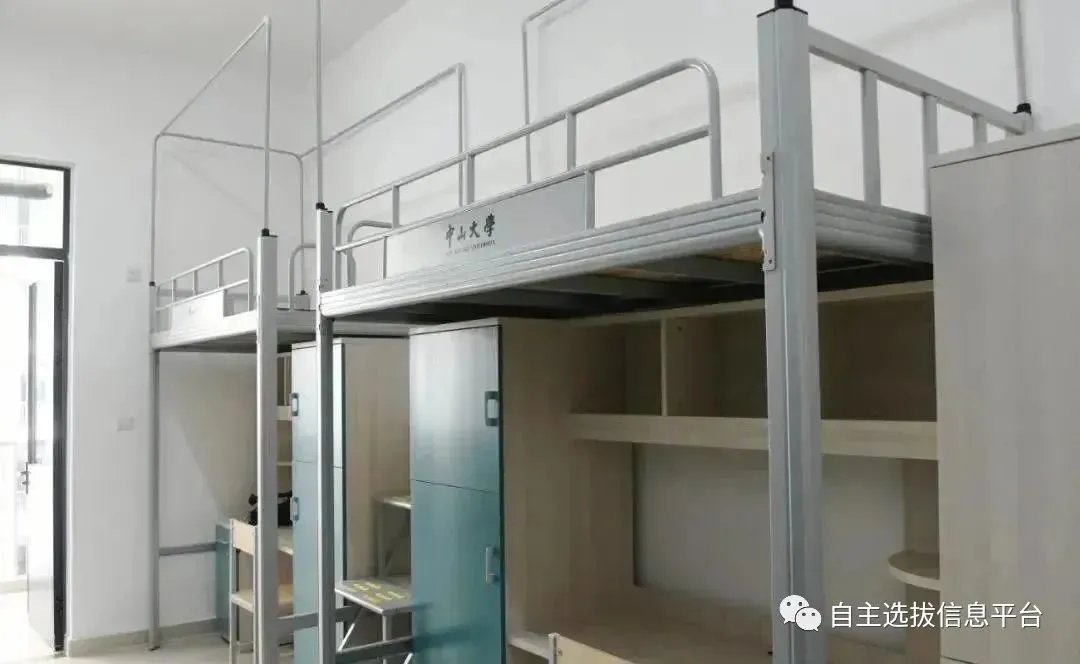 蓝田学园是下桌户型,大部分为四人寝,小部分为三人寝,有阳台,没有