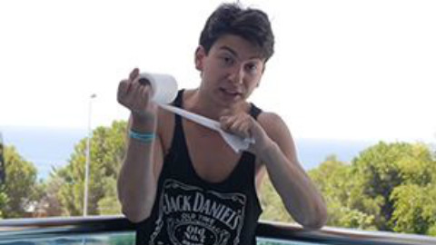 【恶搞】撕不开的厕纸,结果朋友把屎擦到自己