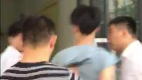 中介不退押金 堵门滋事 - AcFun弹幕视频网 - 认