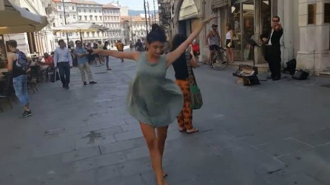 在意大利,一个害羞的女孩在一个街头小提琴家