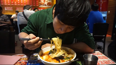 韩国小哥吃海鲜面,看起来就很好吃的样子 - Ac