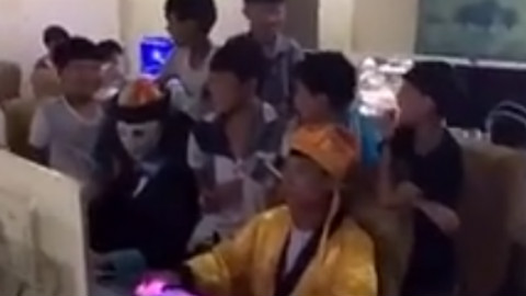 僵尸玩LOL小学生围观道长道士共饮啤酒-Ac小学在编考试内容图片