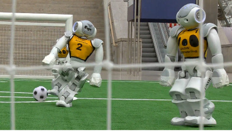 2016机器人足球世界杯搞笑集锦:踢一脚就倒下