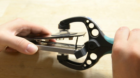 iPhone SE的home键坏了?妹子亲自教你换 - A