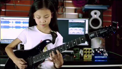 中国湖北9岁女孩电吉他演奏令人目瞪口呆 - A