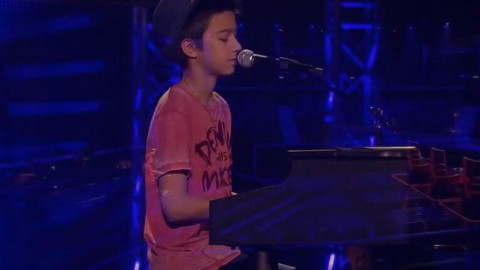 颜值与实力并存,德国儿童好声音lukas弹唱aici