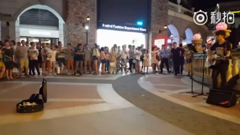 有流浪歌手在武汉街头深情演唱林俊杰的《江南