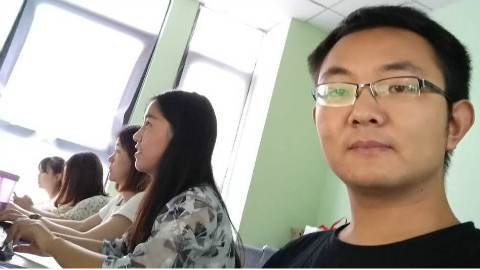 美女把女帅哥灌醉同事插踝图片