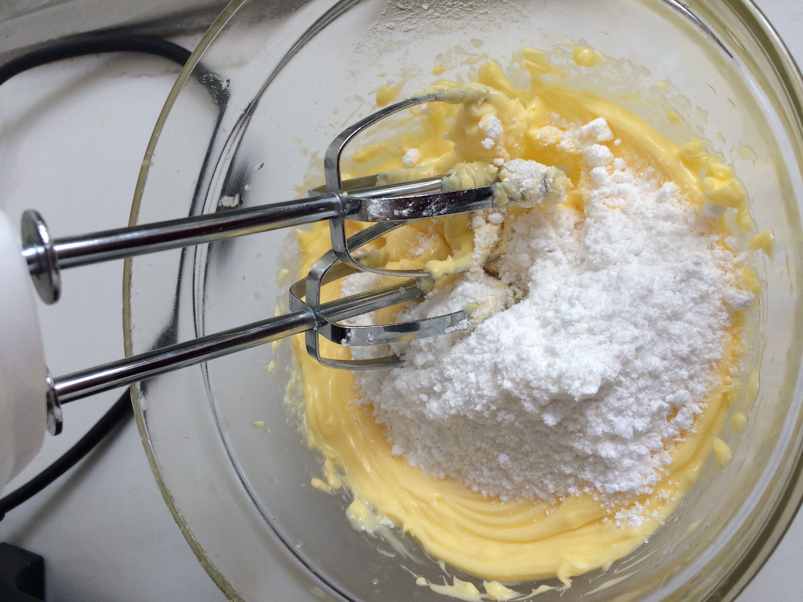 用打蛋器不断搅打,把黄油打发到蓬蓬哒