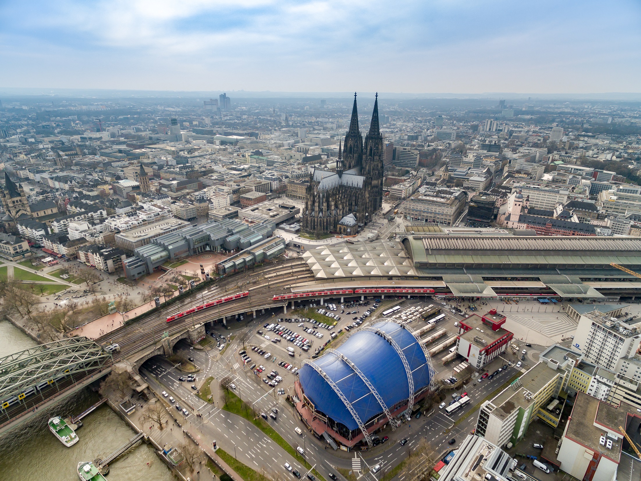 最终从东北方向西南拍摄的科隆大教堂,其中图中的车站为科隆中央车站
