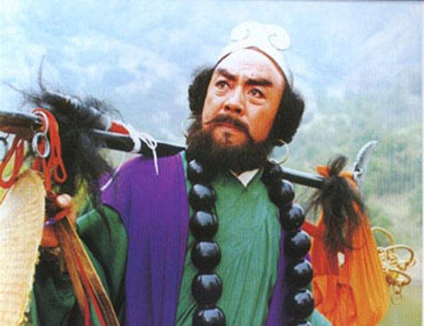 咋一看上去跟鲁智深有些相似,同样是兄贵,和尚,大念珠,月牙铲.