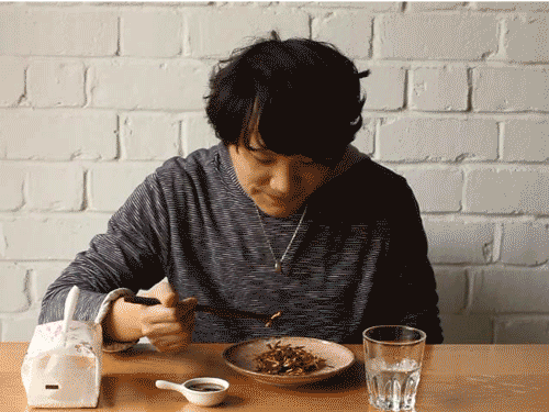 一开春就往我嘴里塞鱼腥草,你说这什么老板