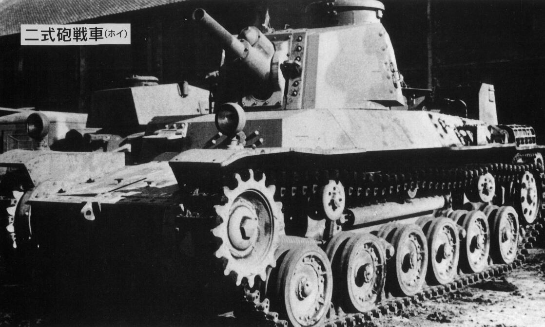二式炮战车,后方从左到右的车辆分别为ケキ炮发电车,五式中战车和一