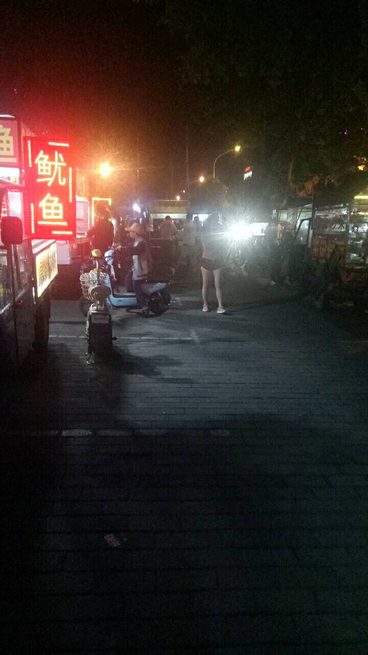 这条街一到夏天晚上就变成了夜市特别热闹~以前经常跟朋友来这里边走