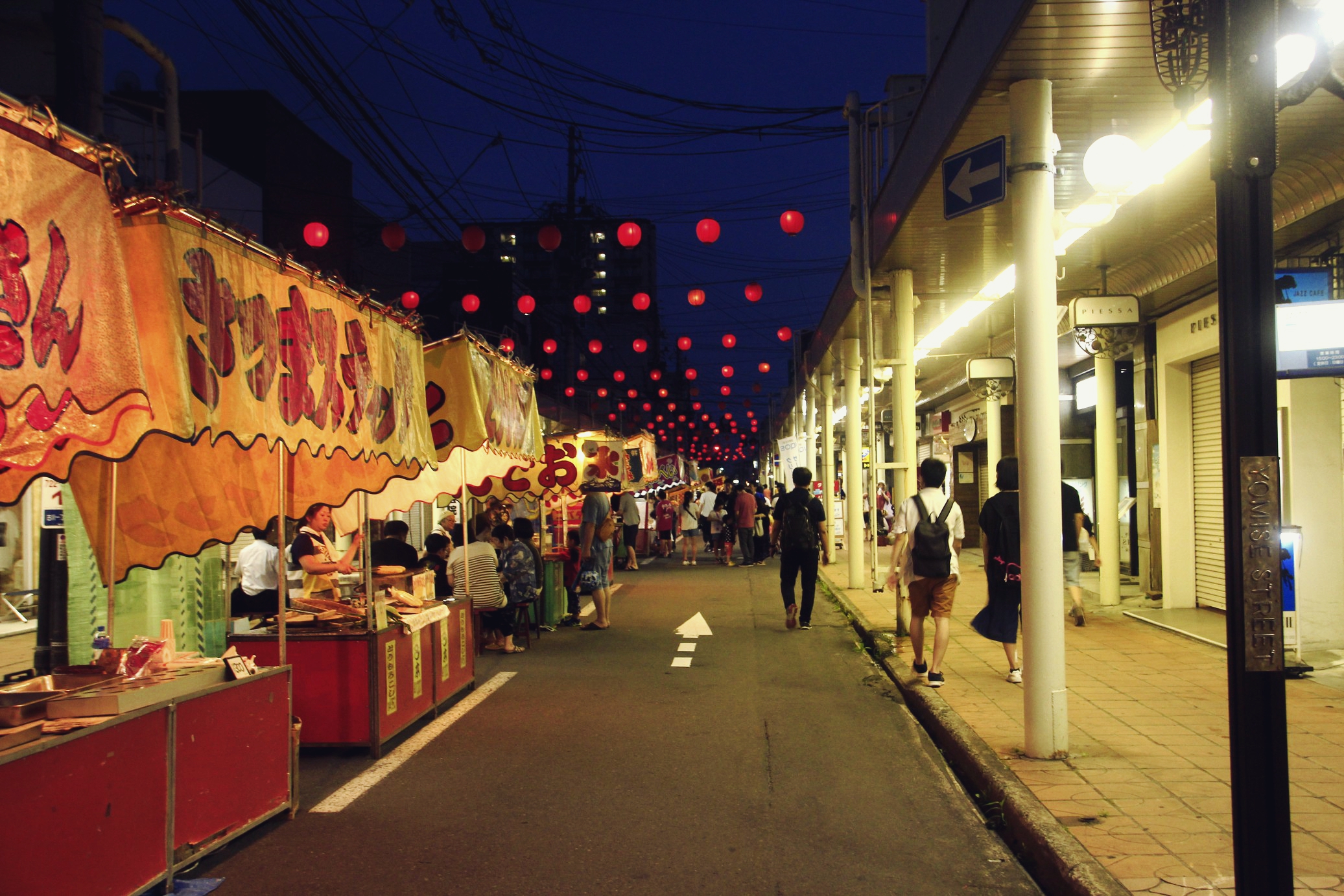 而小型的夏日祭也开始热闹了起来.