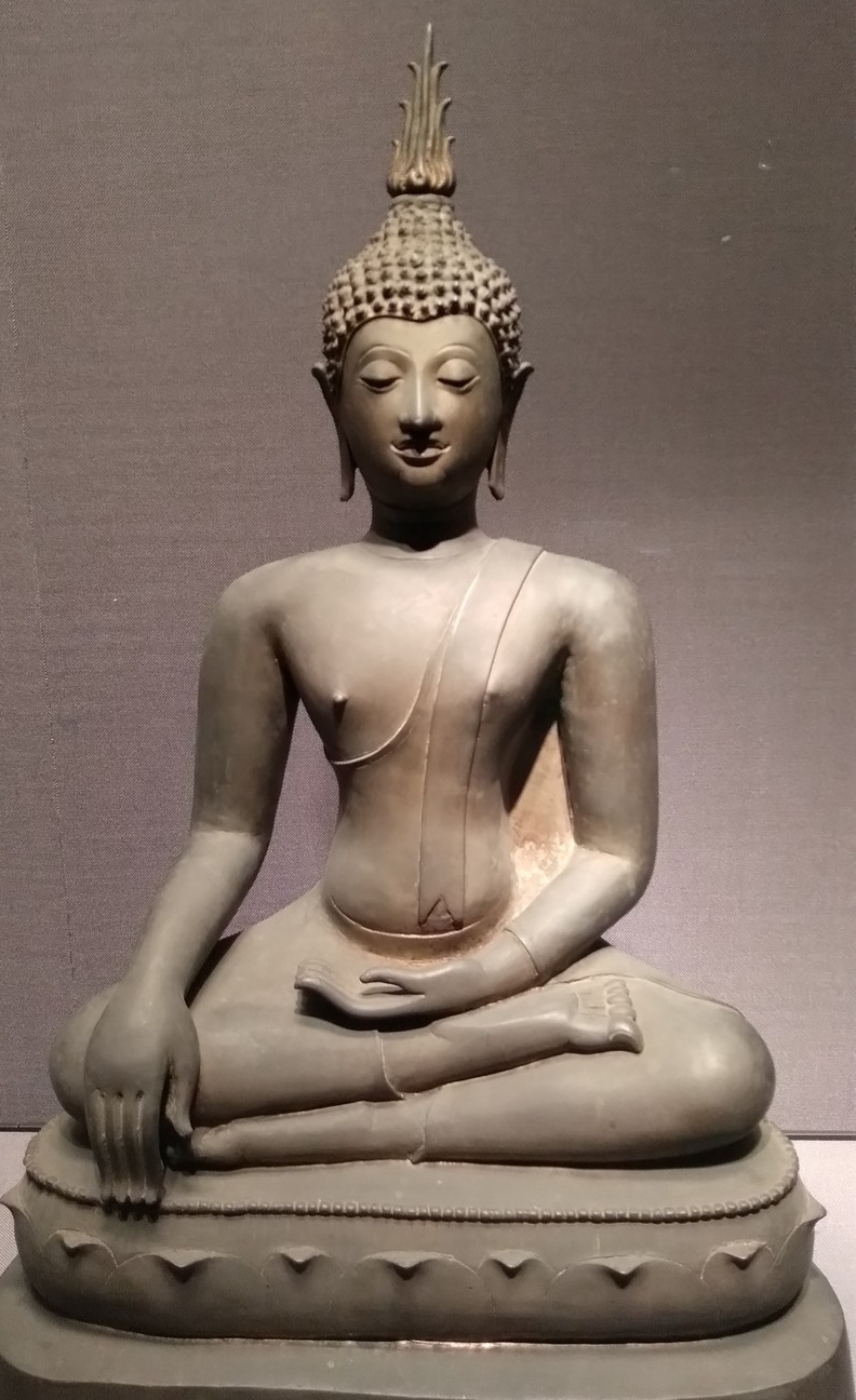 下面两尊佛像,上面的一尊骑着象,下面的一尊背光是蛇,这都是东南亚的