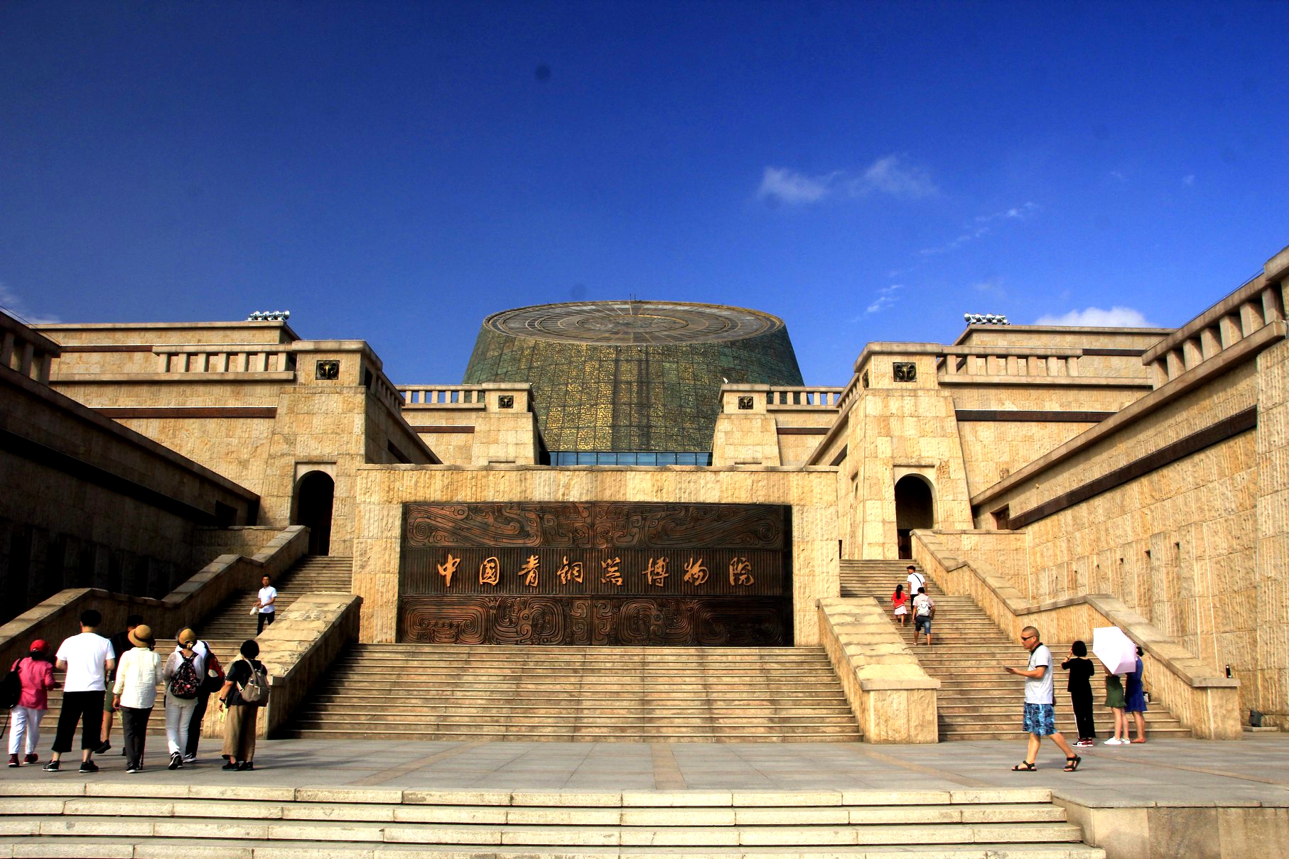 宝鸡号称青铜器之乡,青铜器博物院位于宝鸡市渭河之滨的石鼓园景区内.