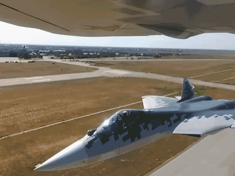 苏-57四机密集编队飞行及低空飞行动态图.