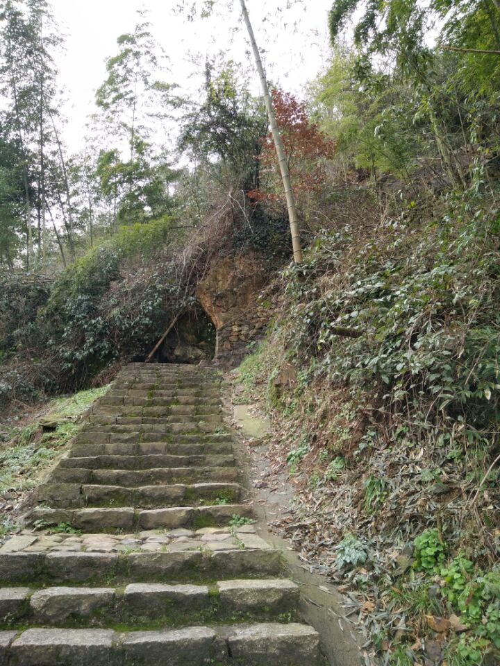 石笋山位于陈溪乡入口,是陈溪之标志,四明山之余脉,因山上多处自然