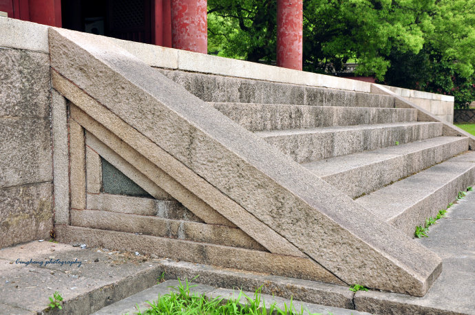 什么是象眼"在建筑中"象眼"简单地说,就是台阶侧面的三角形部分.