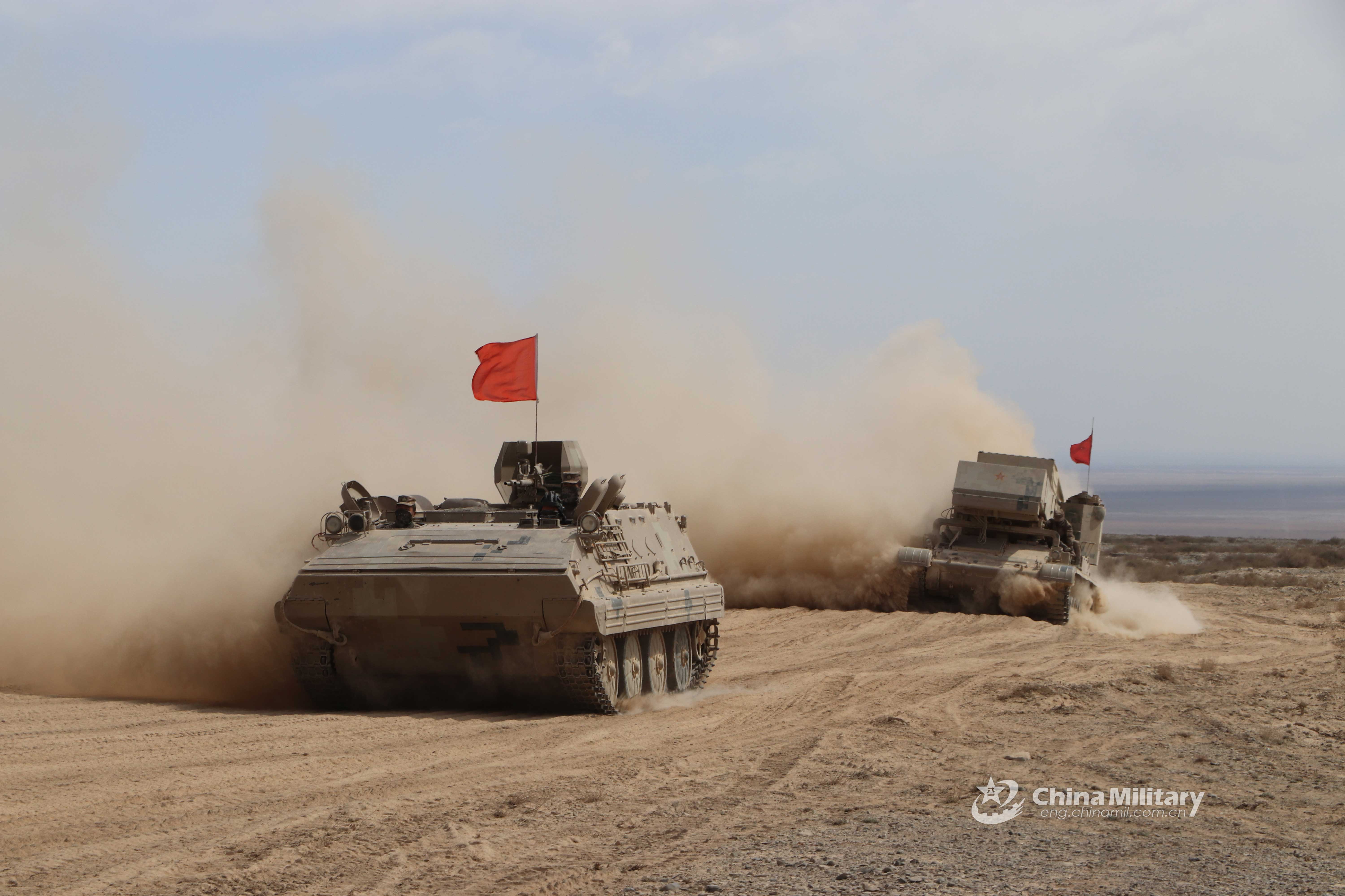 ifvs traverse through desert area(查看原文) 原标题:fighter jets