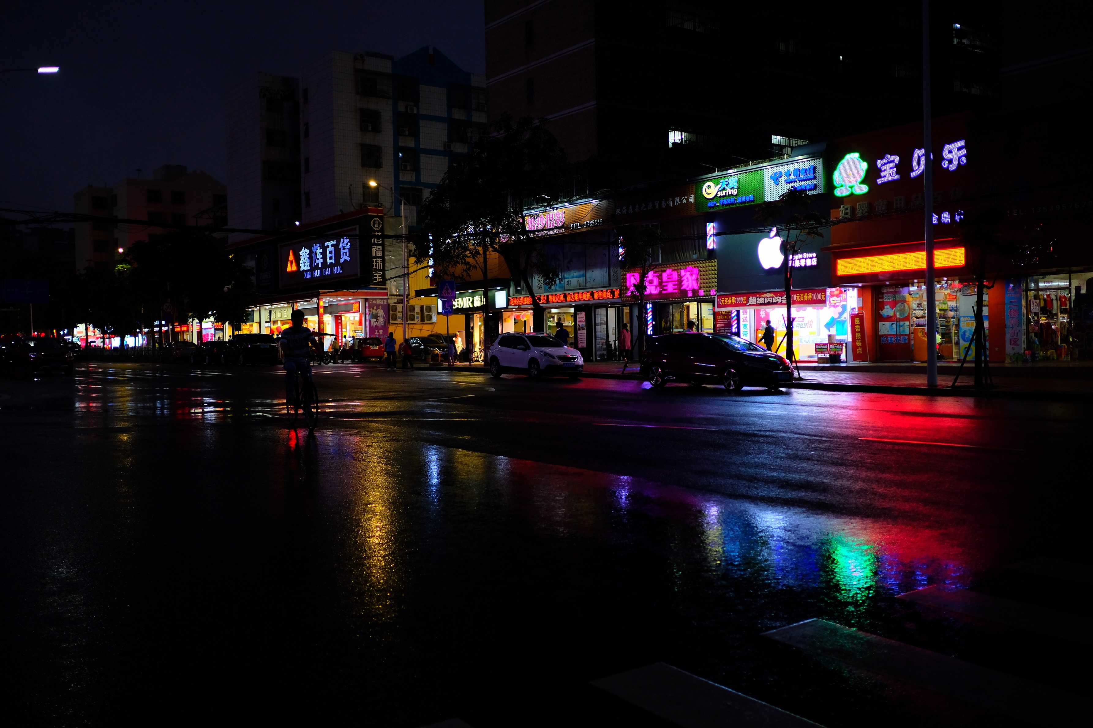 雨后的街道,缤纷的光影.