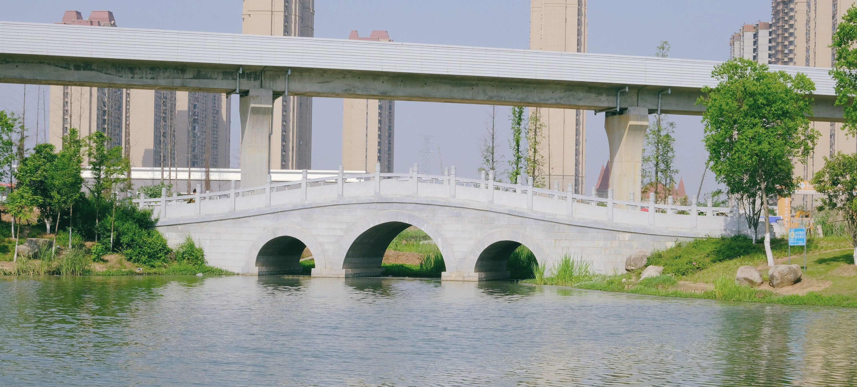 在武汉市轨道1号线的东西湖区一侧,有一座公园,叫做码头潭公园.