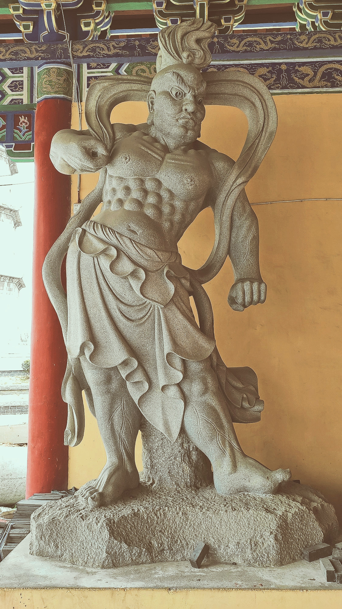 在山门两侧有两尊石像,应该是哼哈二将.塔旁就是安国寺.