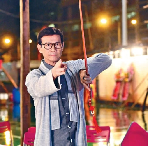 72岁郑少秋逛街买特价球鞋穿衬衫腰板笔直帅气不减