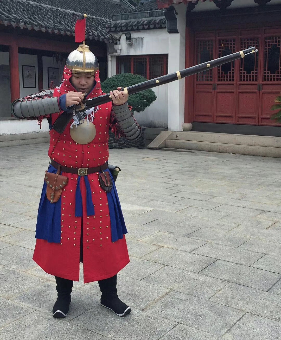 历史爱好者自制道具复原的明朝军队十六世纪火枪士兵演武步骤