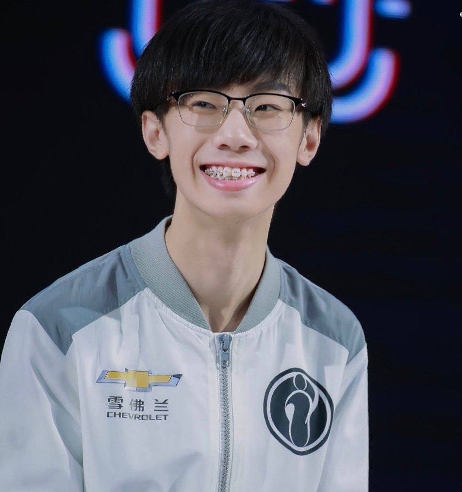 继厂长uzi后宝蓝成lpl最受欢迎的电竞选手女粉多到让人乍舌