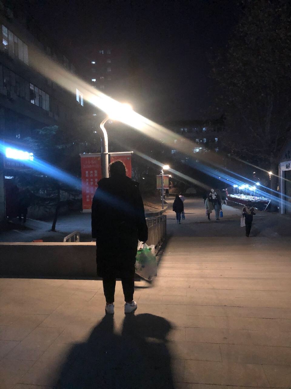 今日份【沙雕囧图】5条腿的蛤蟆找到了,三条腿的人呢?