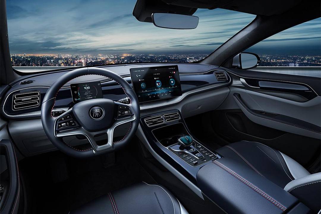 比亚迪秦plus内饰实拍图官图对比大屏惊喜内饰质感有差距