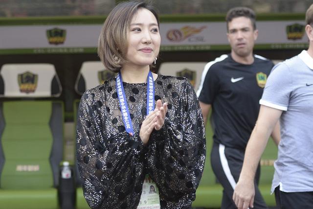 年仅29岁成为中超美女董事长只是穿衣风格有些随意