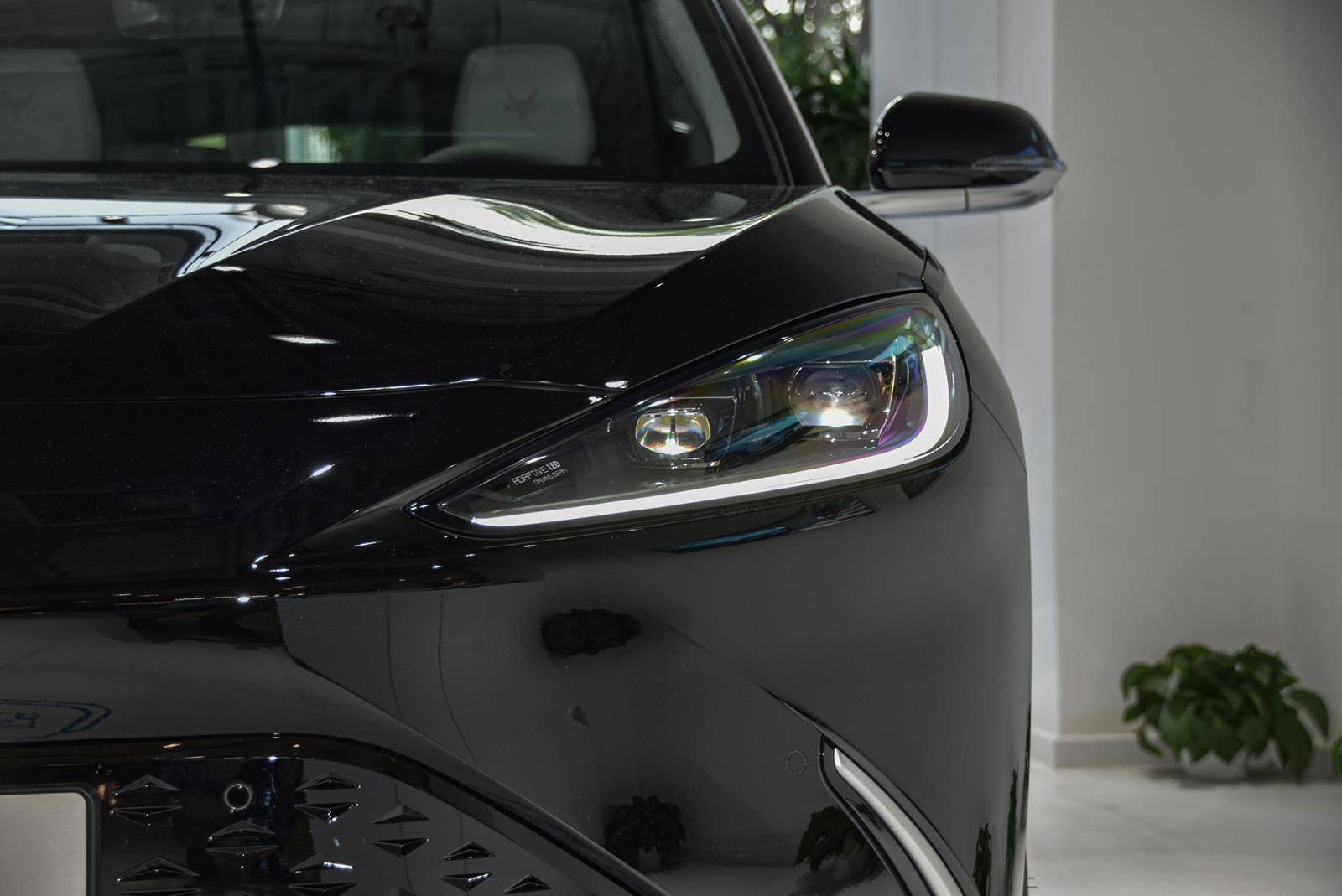 我们此次实拍的车型为arcfox极狐阿尔法s 708s 版,前脸采用了极狐品牌