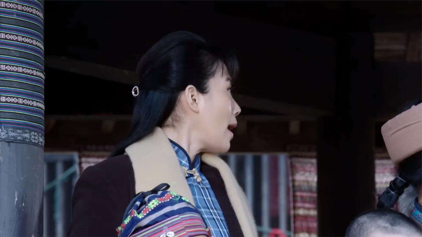 边陲迷雾: 大傻个也不知道折腾啥, 桌子上各种泥巴还有树枝!