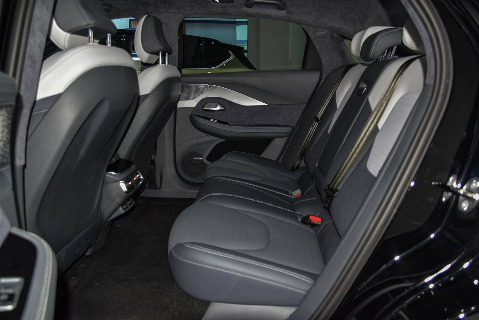 到店实拍极狐阿尔法s 最长续航超700km/美感与实力兼具