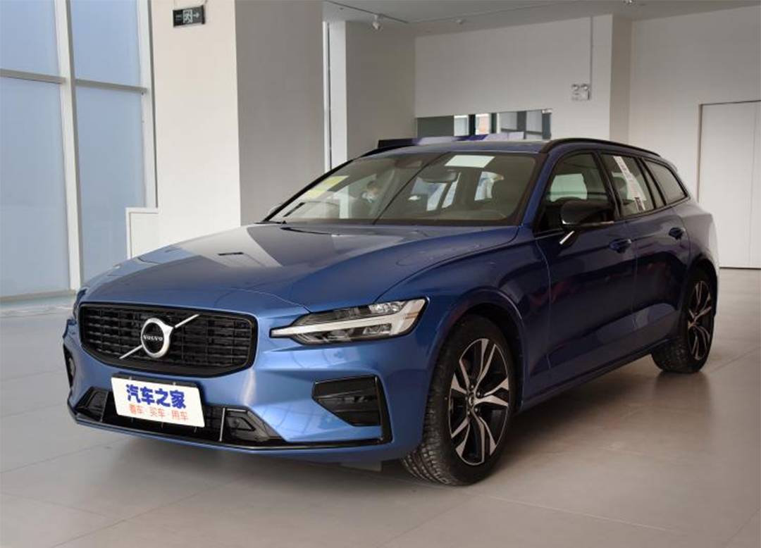 外观方面,新款沃尔沃v60依旧保留了2021款的设计元素,并且提供豪华版