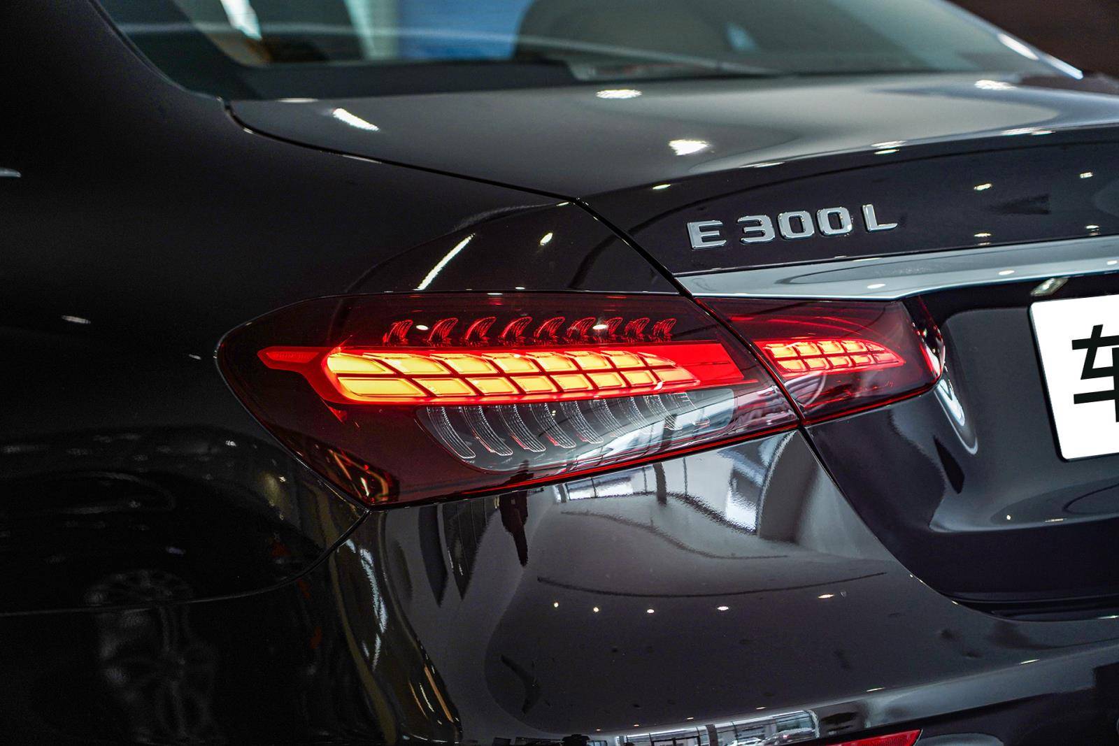 贯穿式饰条进行修饰,排气管则是双边共双出的设计,再加上精致的尾灯