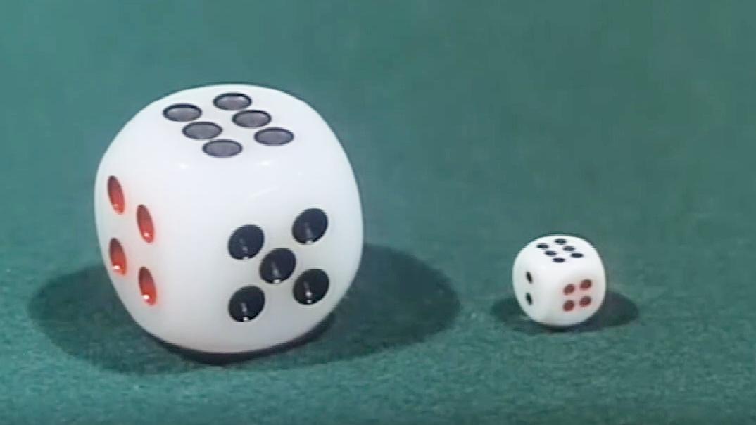 赌圣: 最逗赌神大赛, 骰子比大小, 不料竟是比骰子本身的大小