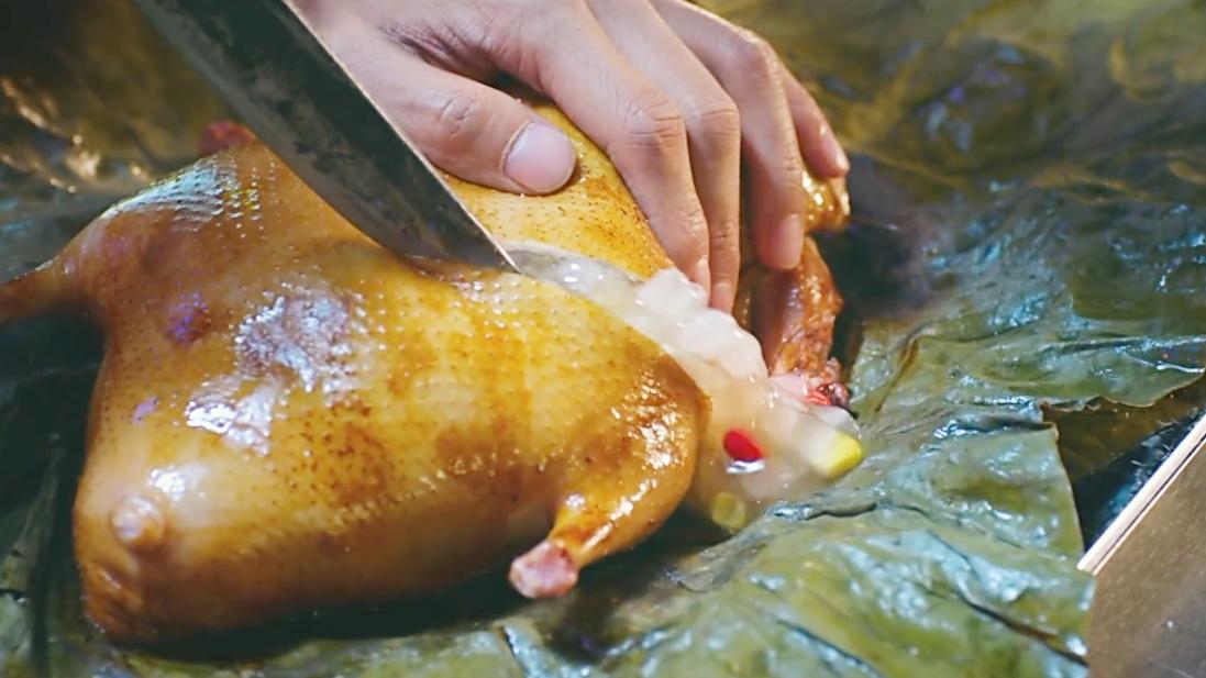 决战食神: 厨师大赛永远不缺看点, 这肥美的烤鸡, 瞬间把我看饿了