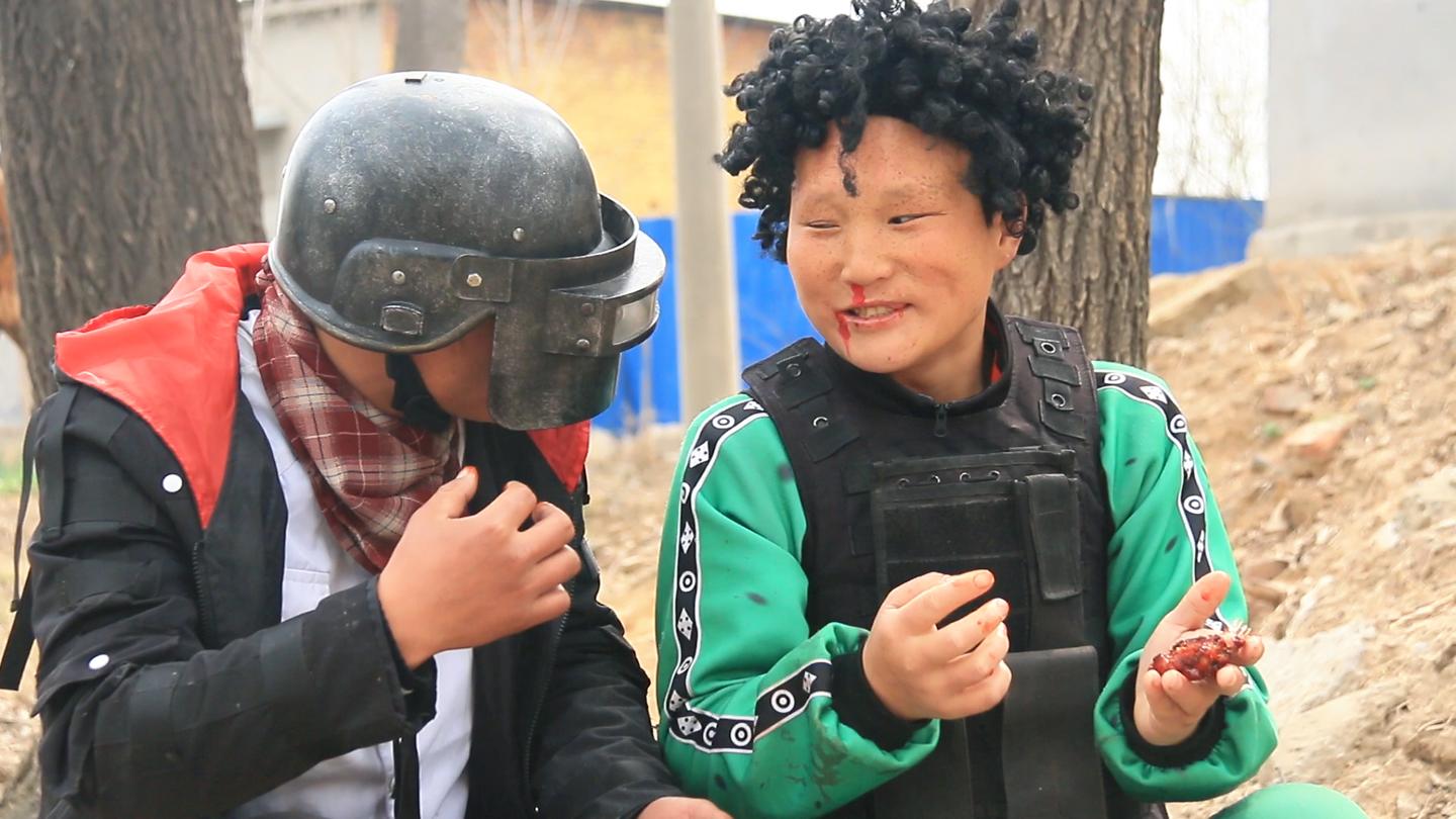 吃鸡真人版: 作死玩出新花样! 大力扔雷炸自己, 吉哥野外红烧鲤鱼