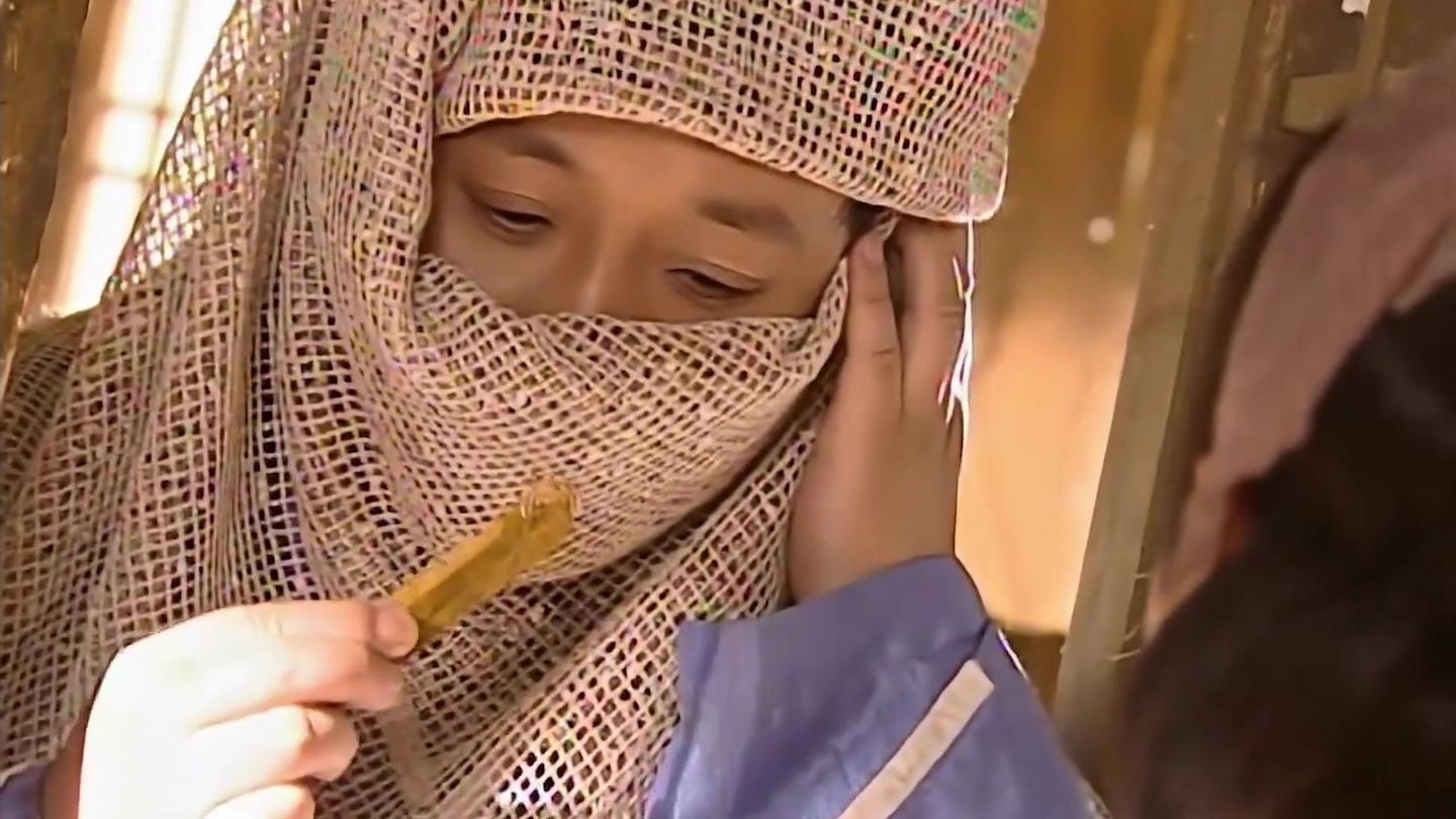 胡青牛和金花婆婆有什么过节, 看到她的暗器时为何会如此失态?