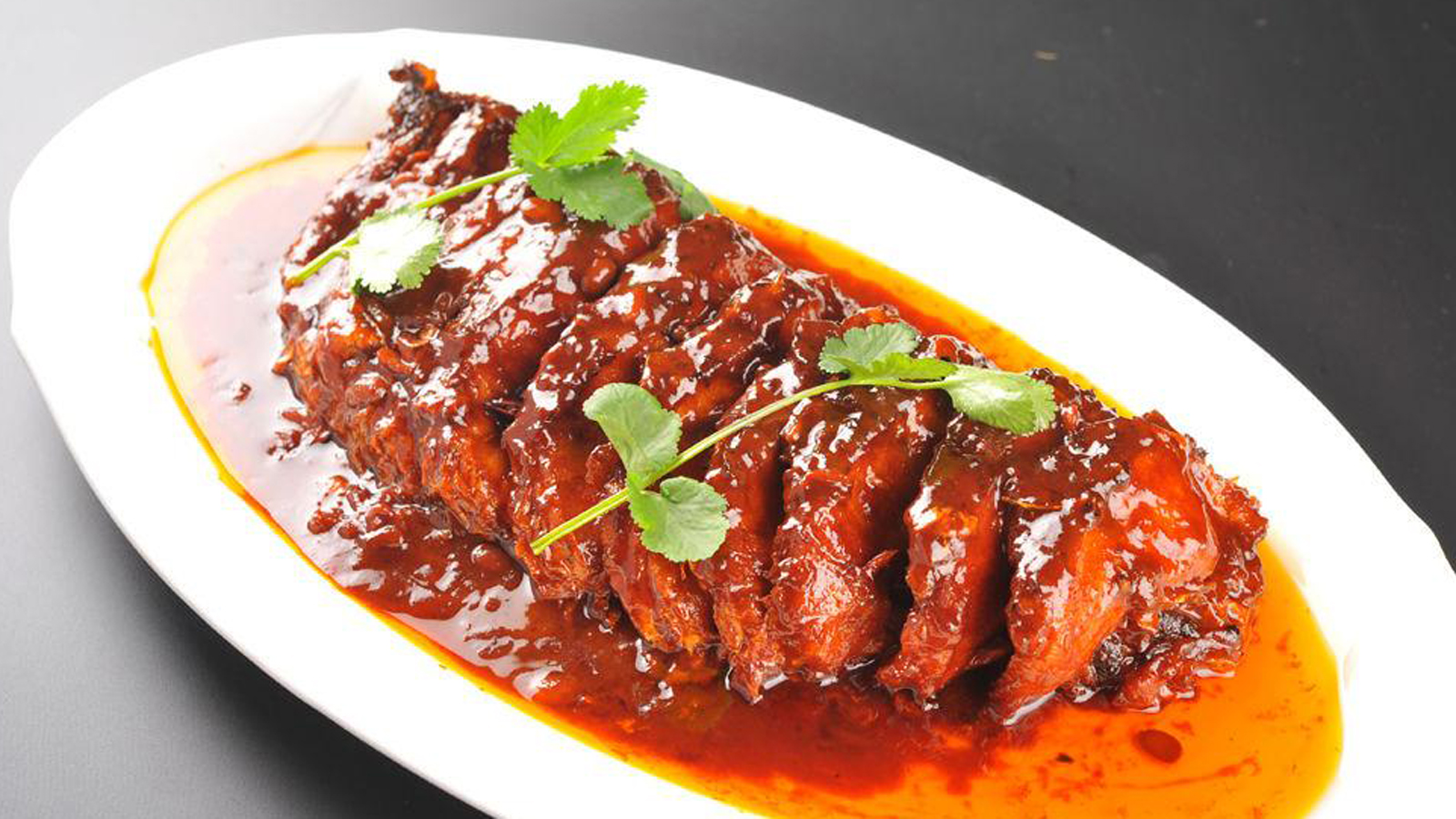 酱汁瓦块鱼源自唐山古冶区,是唐山名菜,也是一道河北省的特色名菜.