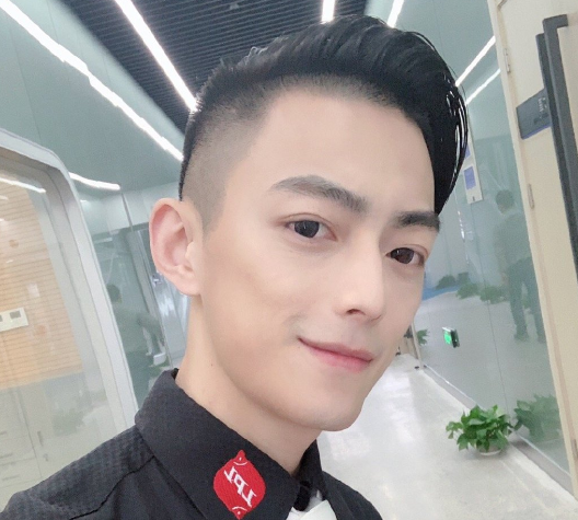 lol主播志勋开百万超跑结果出现意外却被助理小姐姐抢走风头