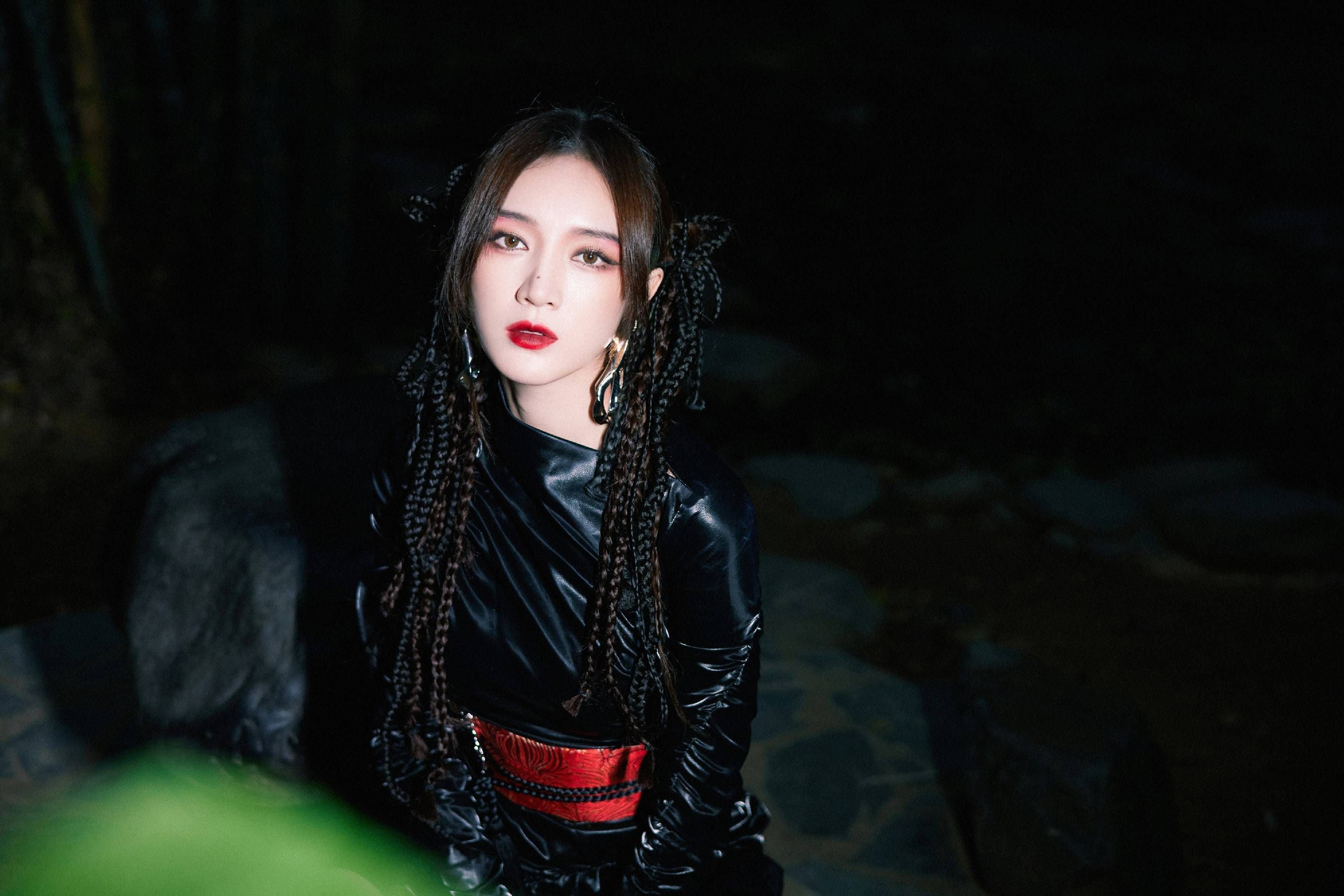 全能唱跳孟佳踏浪归来,国风新歌《东方》一展女性力量 - acfun弹幕