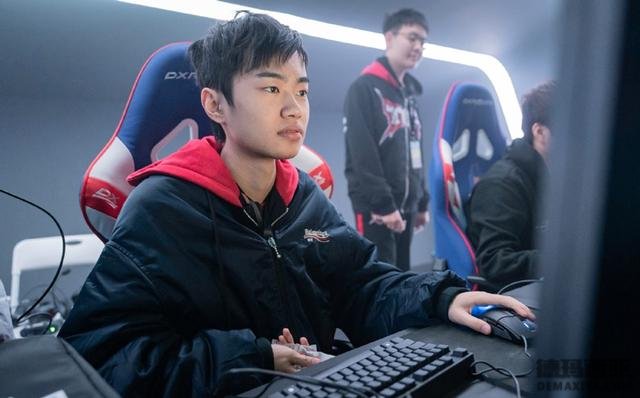 knight凌晨发文九个字吐露心声网友评论一边倒