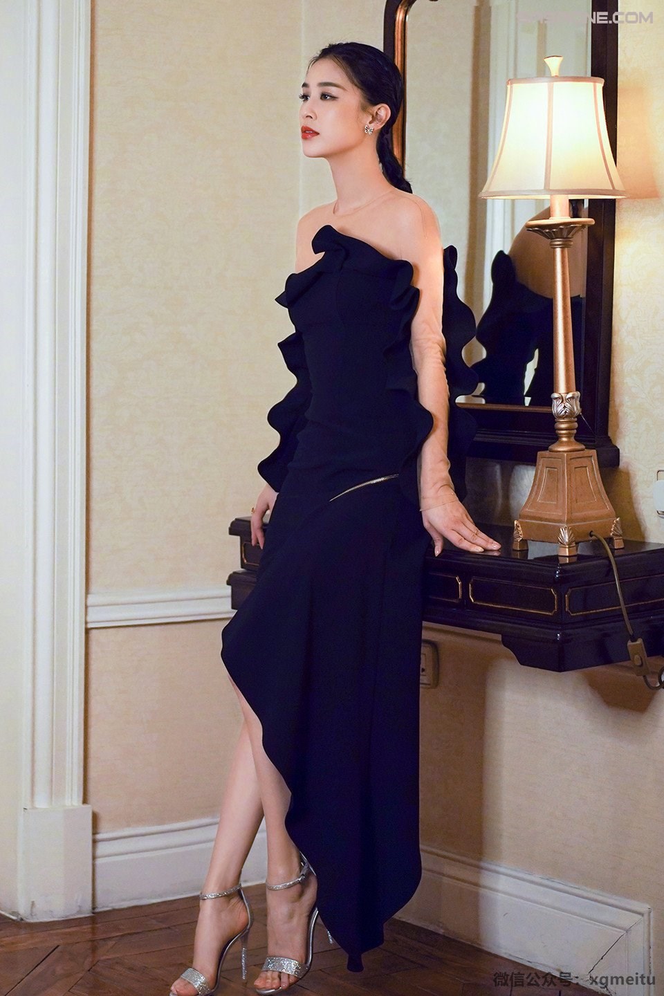 风情万种的性感美女黄圣依黑色礼服呈现出完美身材
